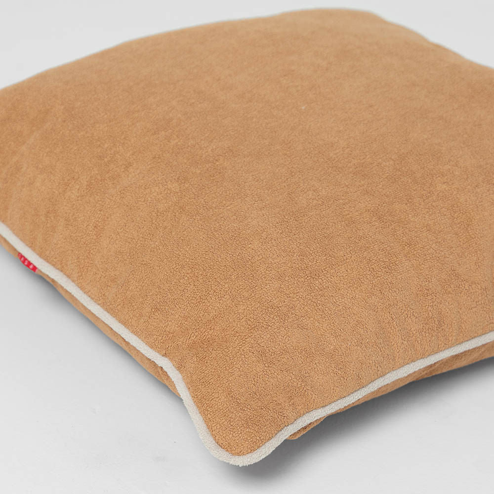almofada-caramelo-com-debrun-areia---50x50-cm