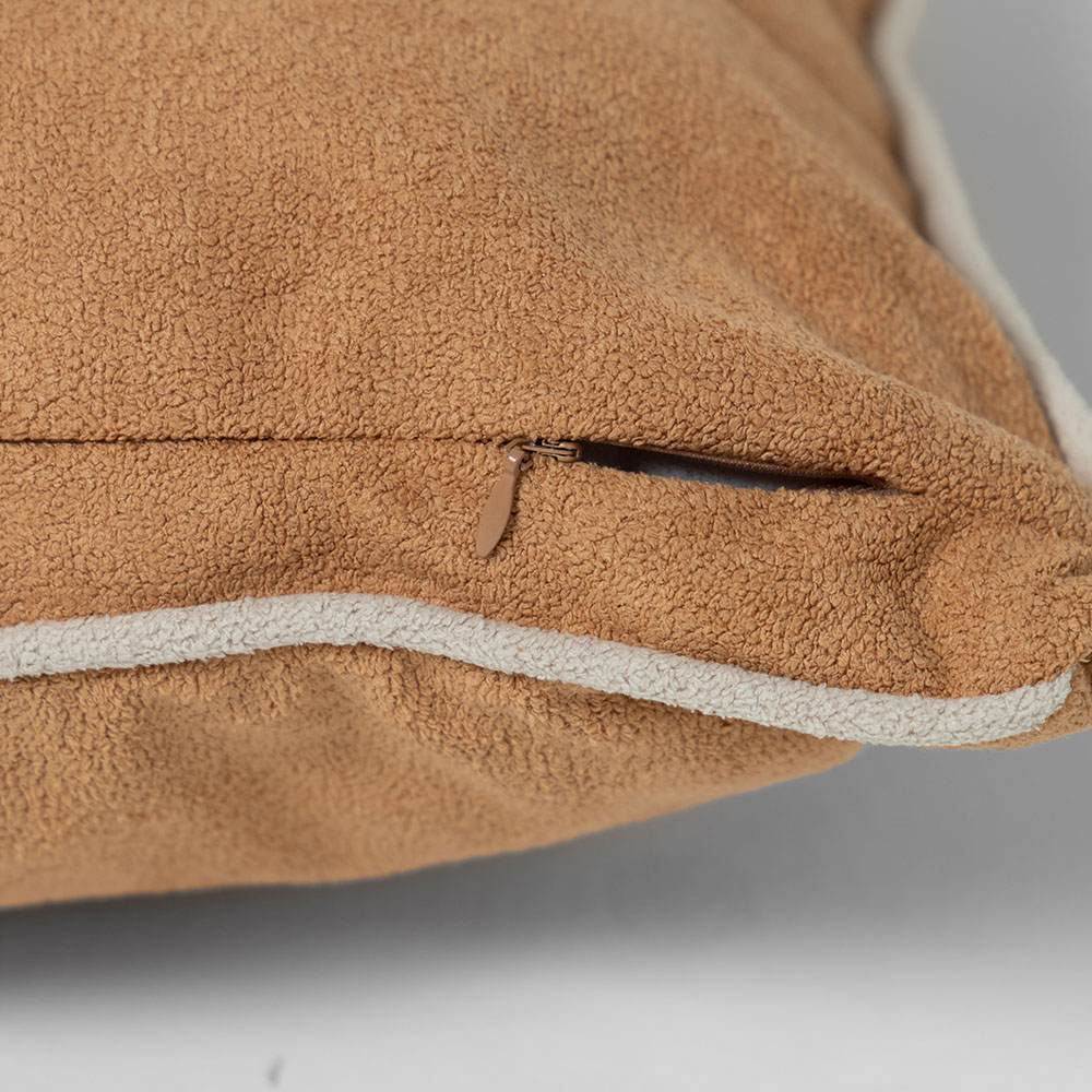 almofada-caramelo-com-debrun-areia---50x50-cm