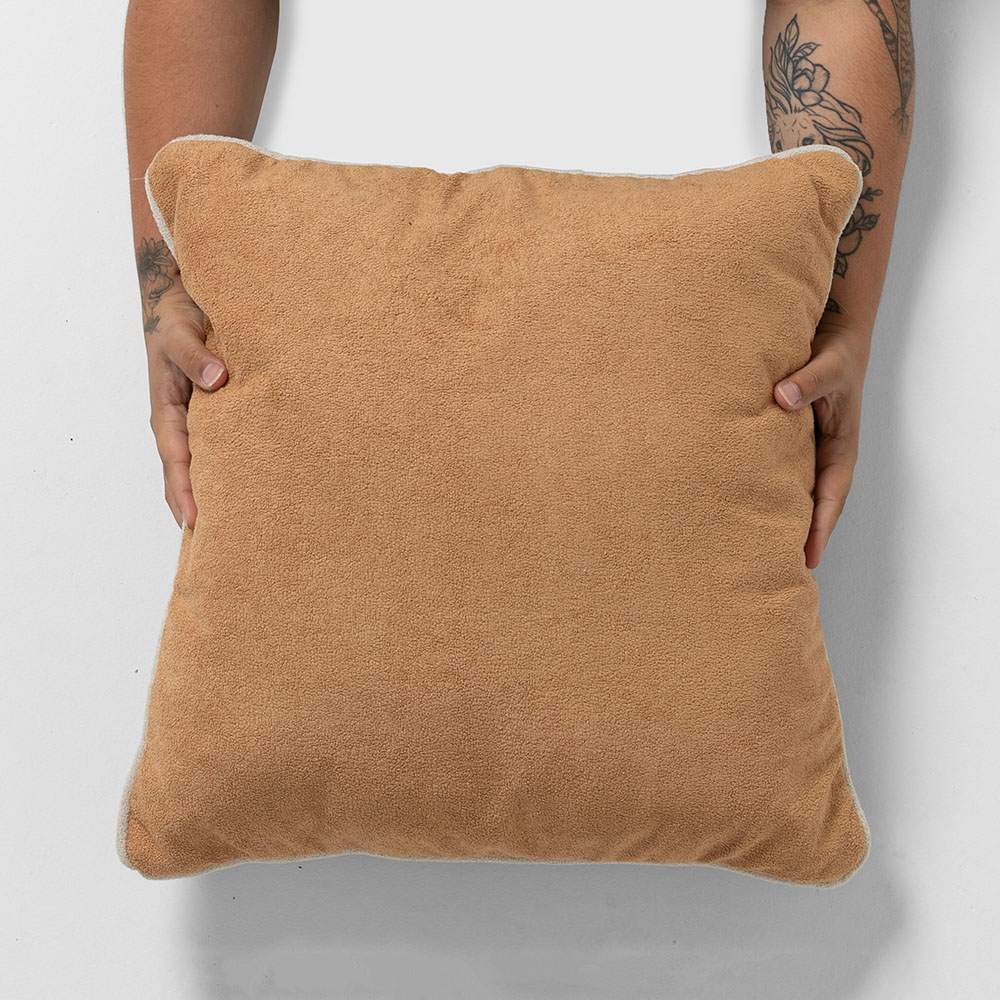 almofada-caramelo-com-debrun-areia---50x50-cm